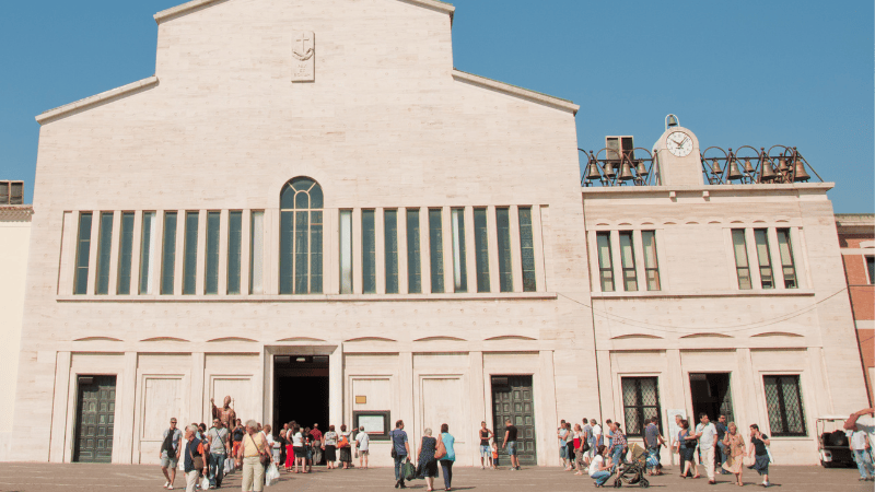 Facciata della chiesa di Santa Maria delle Grazie a San Giovanni Rotondo, con pellegrini in visita ai luoghi di Padre Pio.