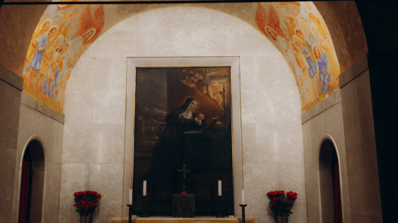 Altare dedicato a Santa Rita da Cascia con affreschi e quadro votivo, cuore spirituale del Santuario meta di pellegrini da tutto il mondo.