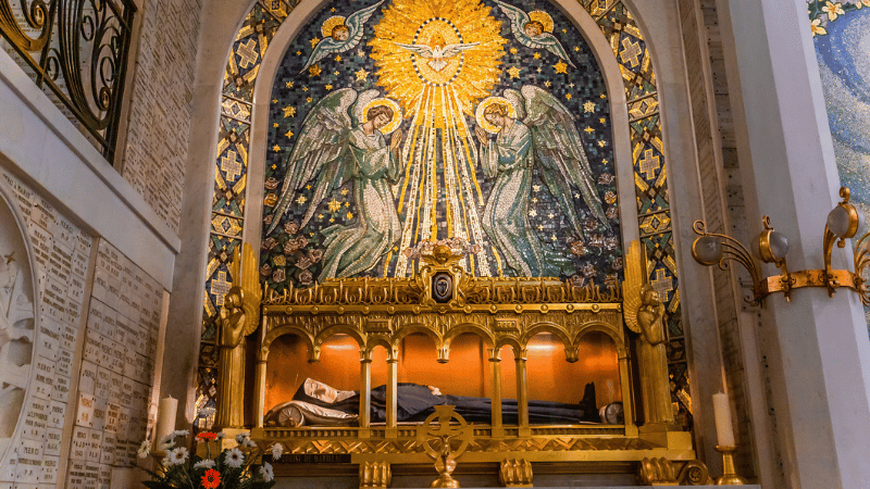 Corpo incorrotto di santa Caterina Labour&eacute; nella cappella di Rue du Bac a Parigi