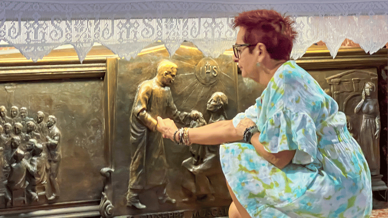 Urna di san Giuseppe Moscati con il camice bianco nella cappella del Ges&ugrave; Nuovo a Napoli