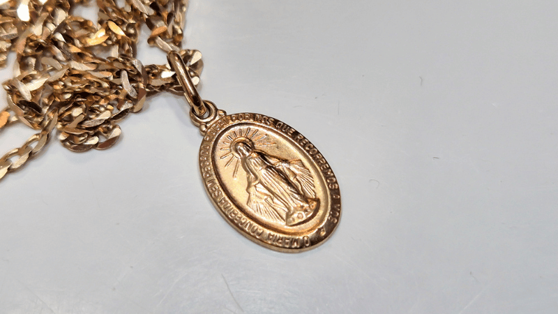 Fronte e retro della Medaglia Miracolosa con i simboli dettati dalla Madonna