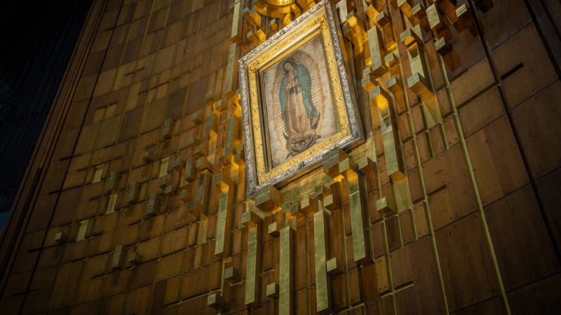 Tilma di Juan Diego con l'immagine di Nostra Signora di Guadalupe nella Basilica di Citt&agrave; del Messico