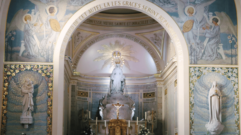 Interno della Cappella della Medaglia Miracolosa al 140 di Rue du Bac a Parigi
