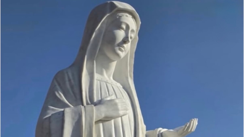 La statua della Madonna del Podbrdo a Medjugorje, tornata bianca e pulita contro il cielo, la sera del 28 luglio 2026