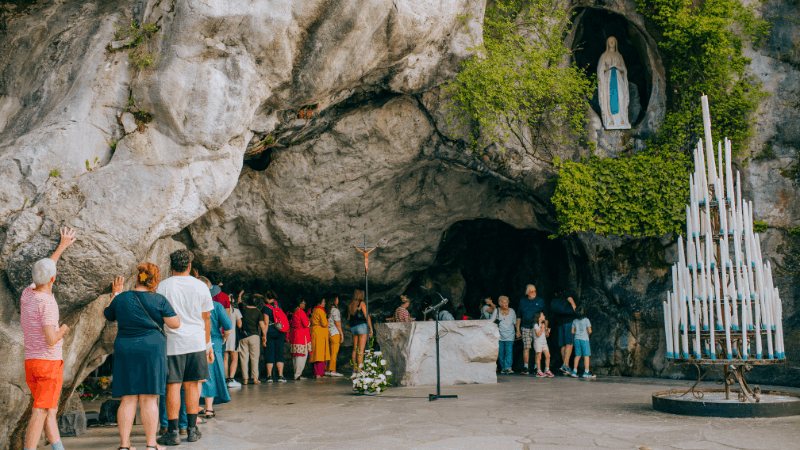 Pellegrini in fila alla Grotta di Massabielle a Lourdes