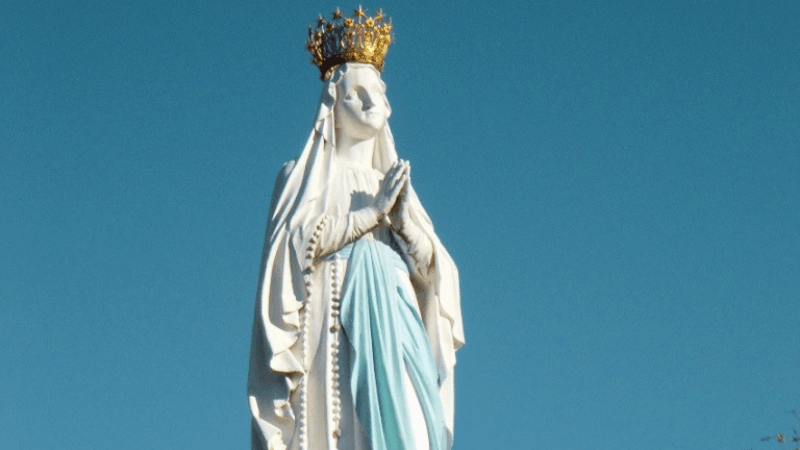 Statua della Madonna Incoronata a Lourdes nell'esplanade del Santuario